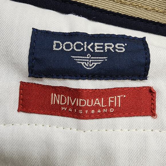 Dockers Pants Mens W38 L29 Tan Individual Fit Waistband Pleated Trouser Preppy - Picture 4 of 11